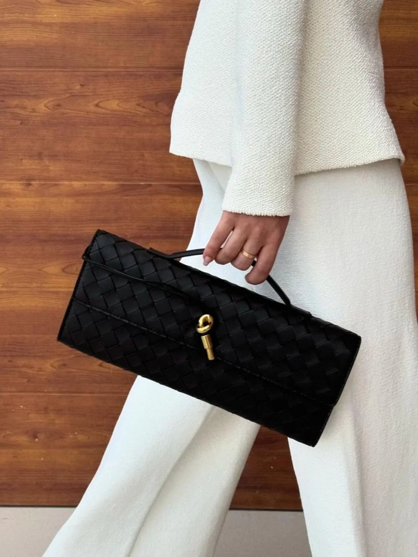 Schwarze Clutch mit Goldverschluss - Elina