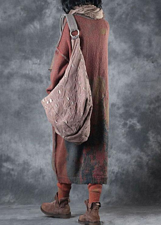 Boho-strickpullover mit orangefarbenen v-ausschnitttaschen und herbstlichen knöpfen