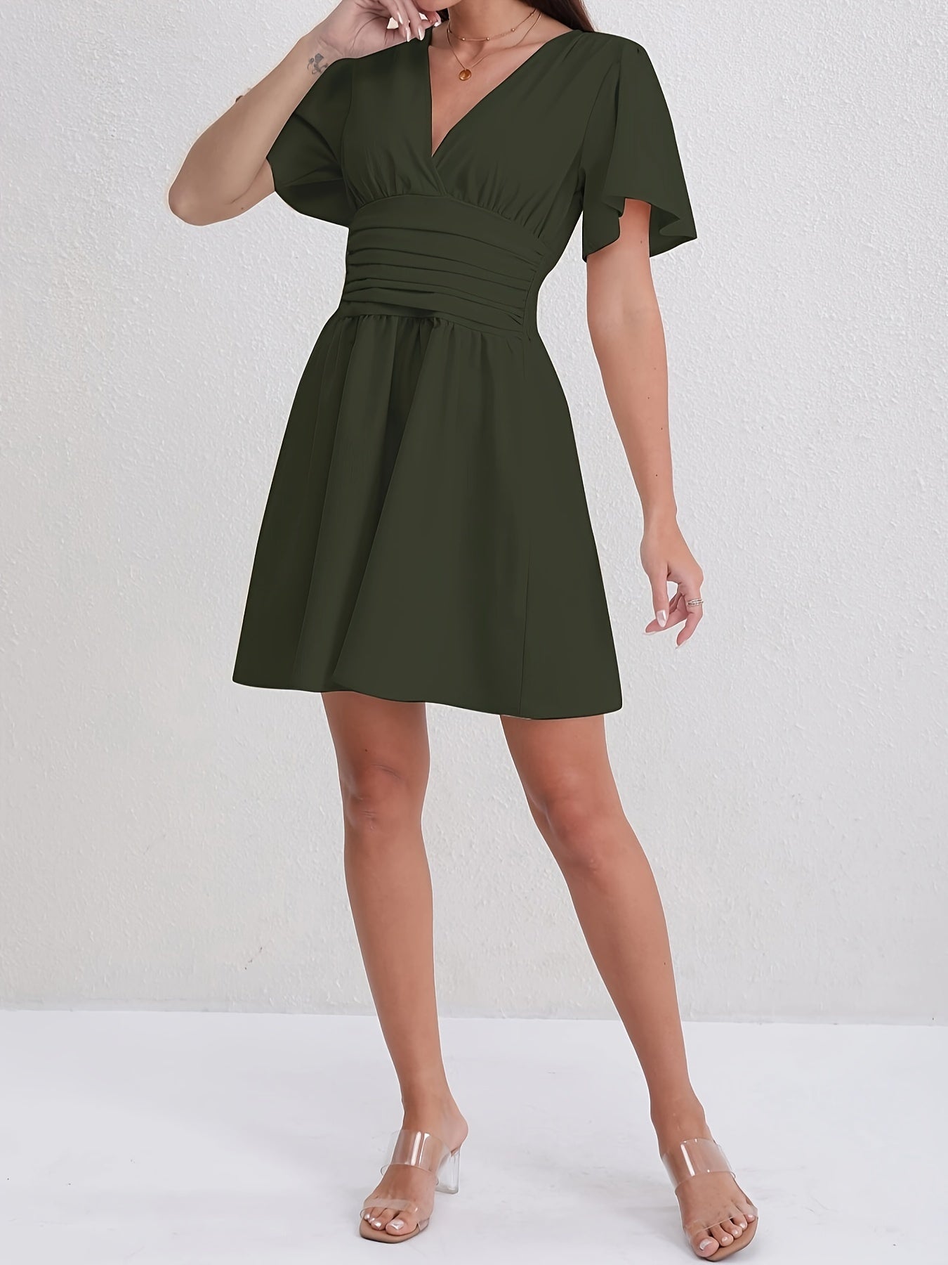 Olivgrünes Kleid mit Raffung - Clara