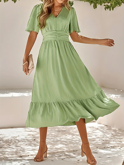 Beiges Kleid mit Rüschen und V-Ausschnitt - Clara