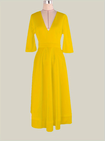 Schwarzes Kleid mit V-Ausschnitt und Taschen - Clara