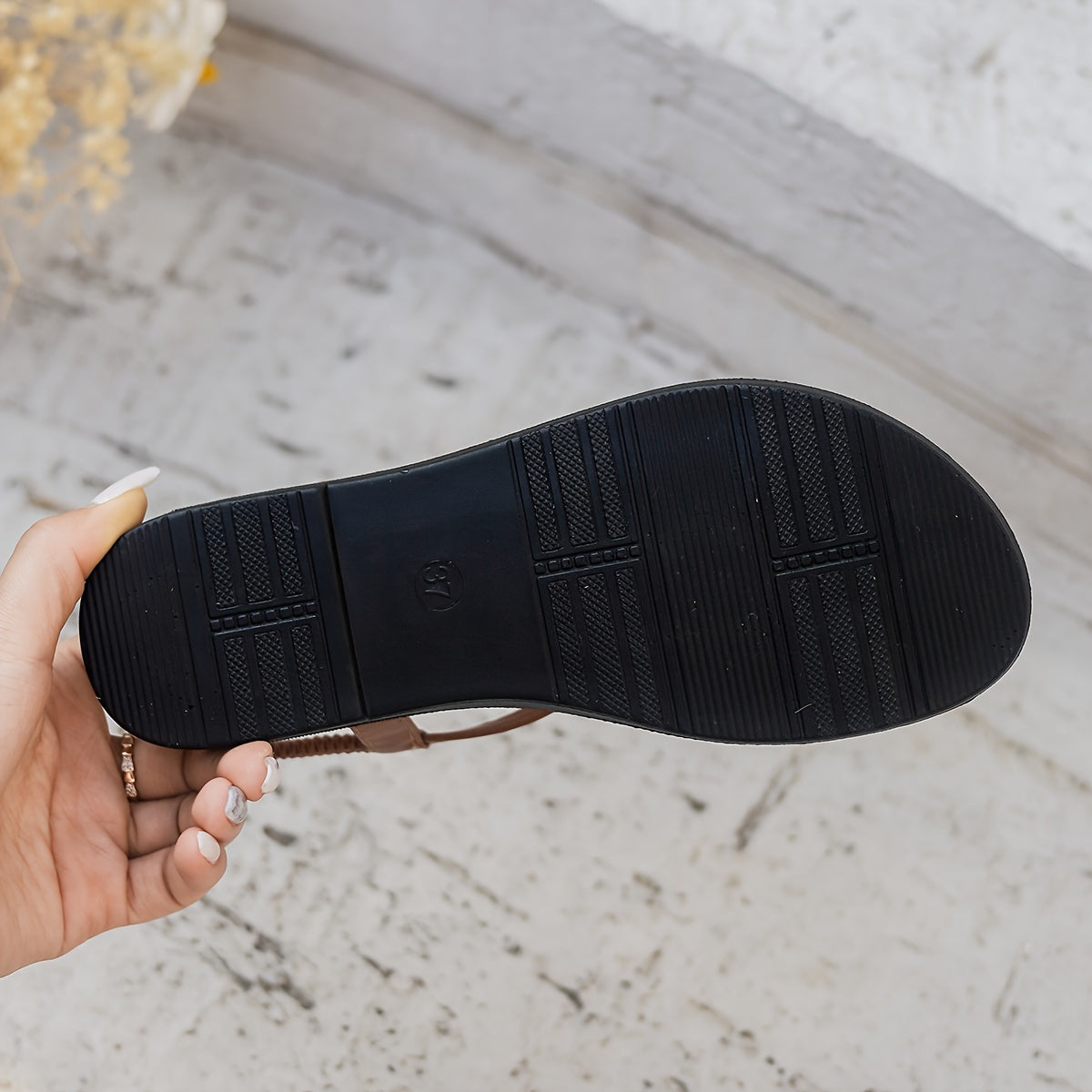 Braune Flache Sandalen mit Zehensteg - Lea