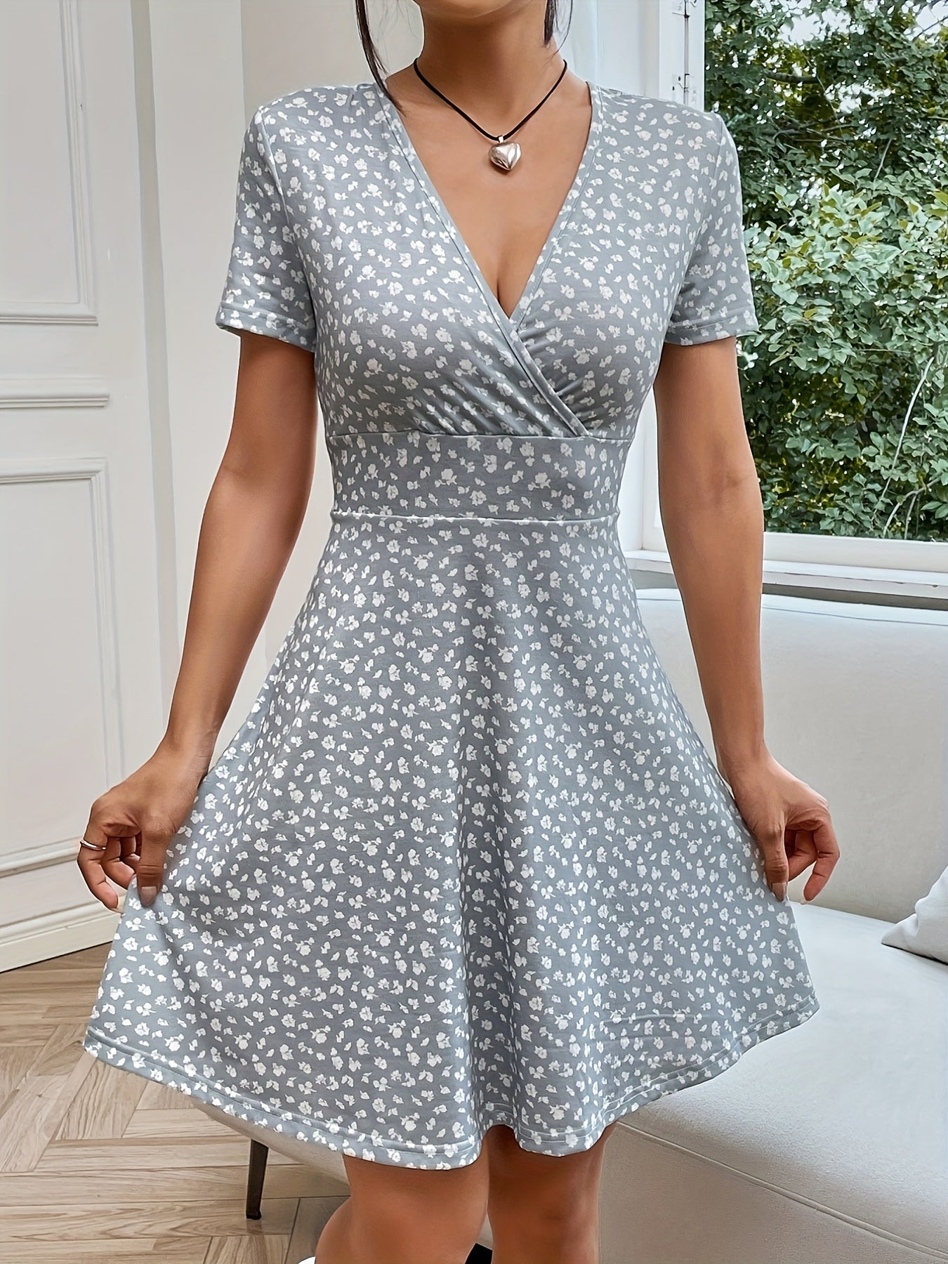 Schwarzes Blumenmuster-V-Ausschnitt-Kleid - Stella