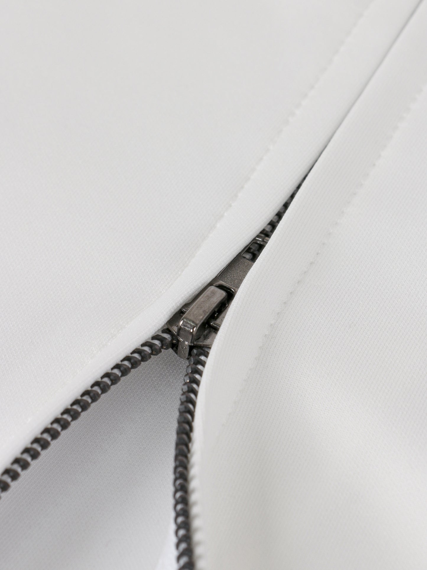 Sportlicher Chic – Weißer Zweiteiler mit roten Streifen