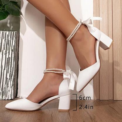 Damen elegante weiße high heels mit faux pearl knöchelriemen