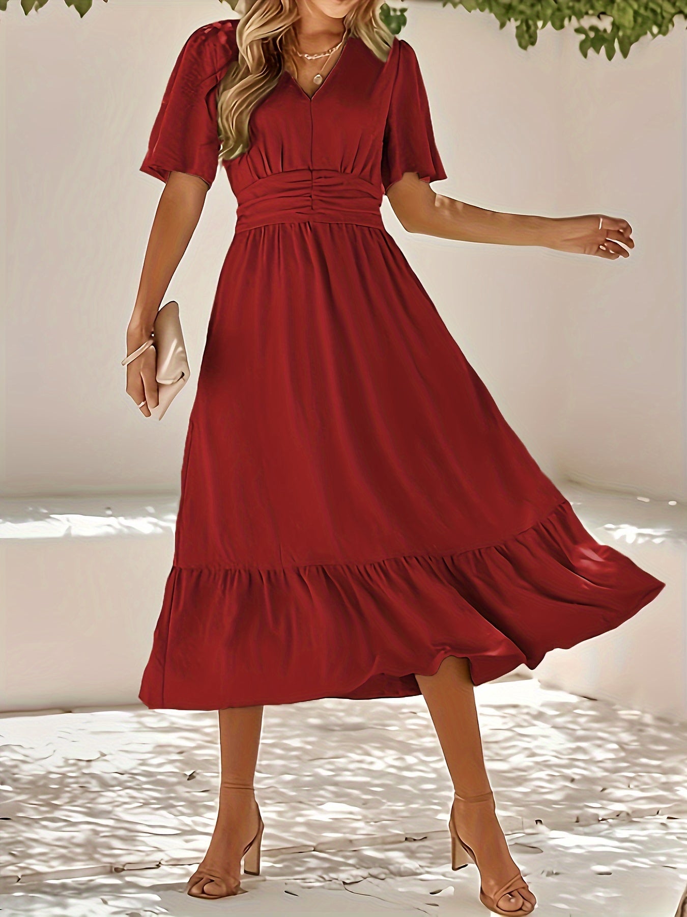 Beiges Kleid mit Rüschen und V-Ausschnitt - Clara