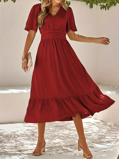 Beiges Kleid mit Rüschen und V-Ausschnitt - Clara