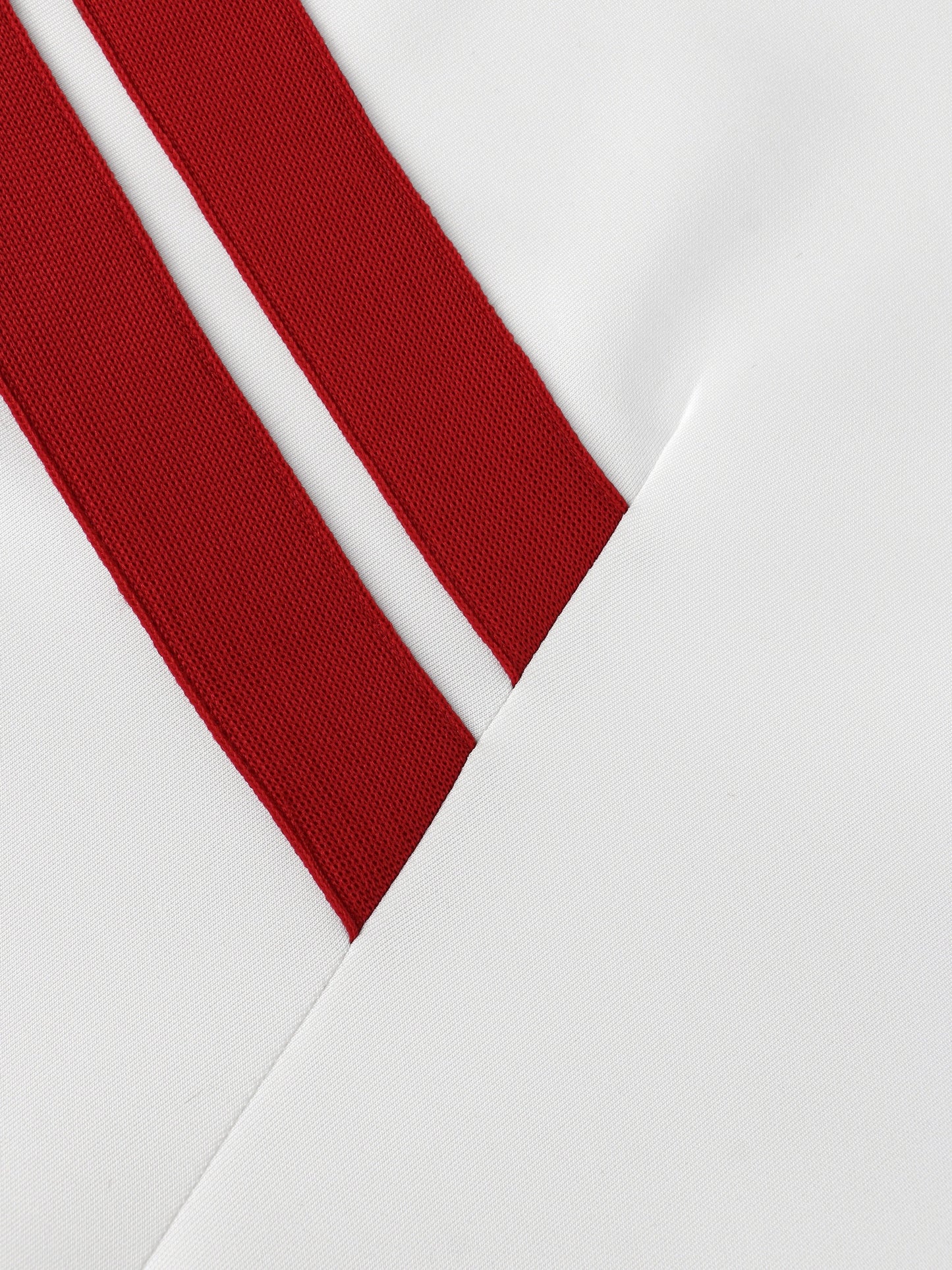Sportlicher Chic – Weißer Zweiteiler mit roten Streifen