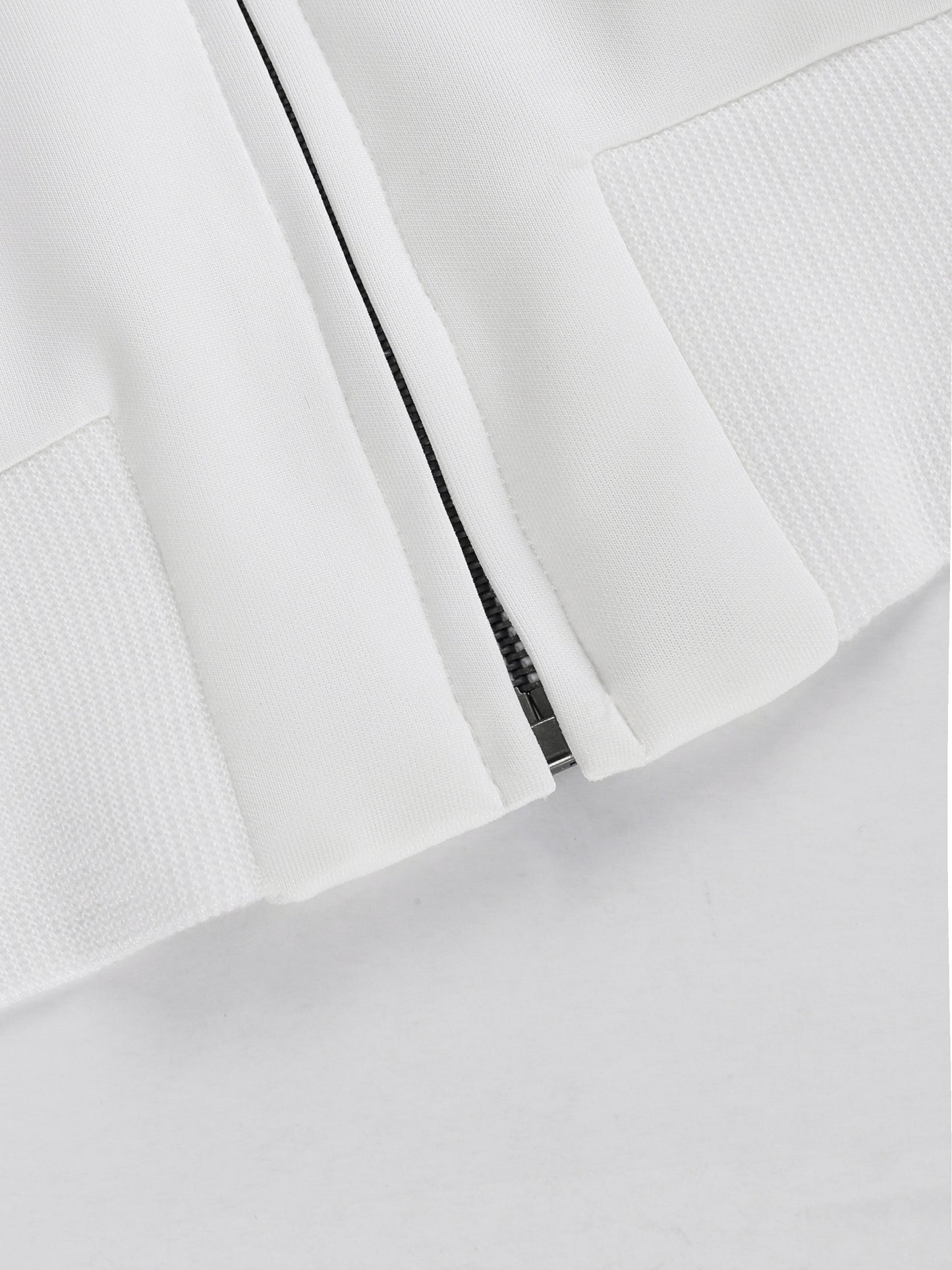 Sportlicher Chic – Weißer Zweiteiler mit roten Streifen