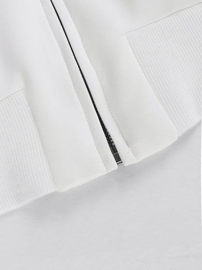 Sportlicher Chic – Weißer Zweiteiler mit roten Streifen