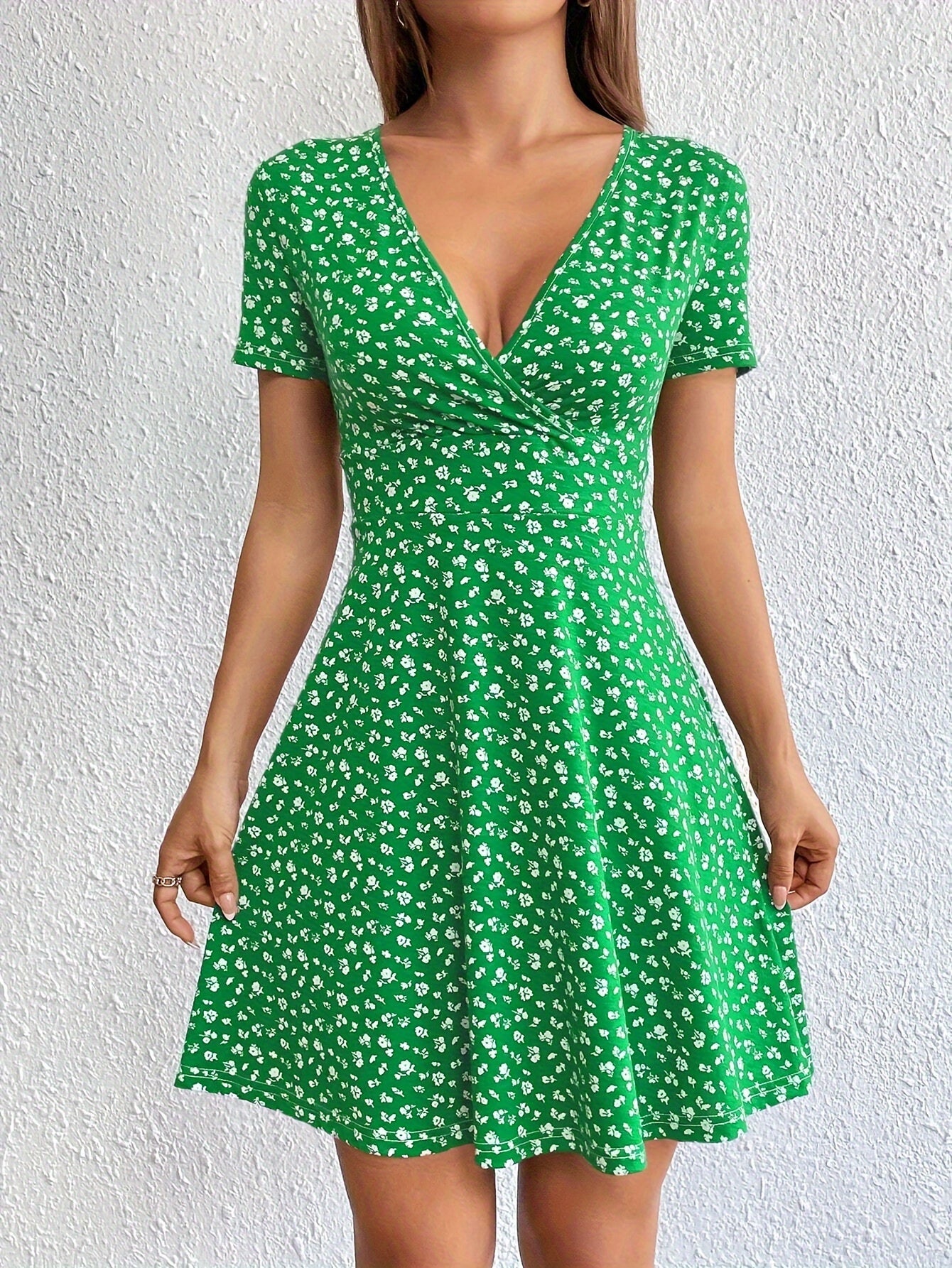 Schwarzes Blumenmuster-V-Ausschnitt-Kleid - Stella