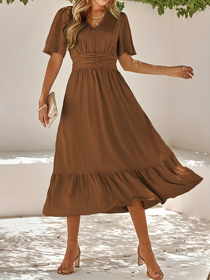 Beiges Kleid mit Rüschen und V-Ausschnitt - Clara