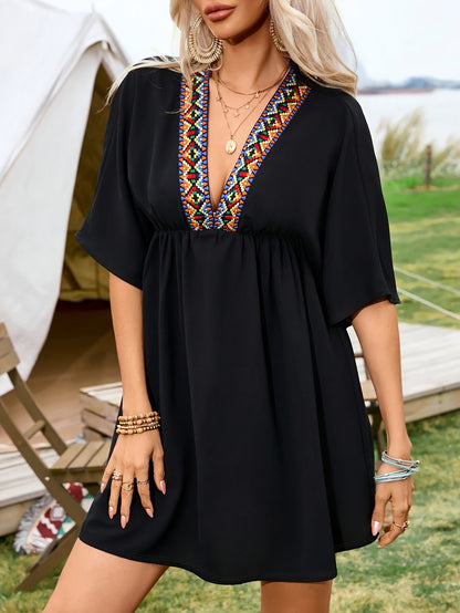 Schwarzes Mini-Kleid mit Farbigem Tiefem Ausschnitt - Isabella