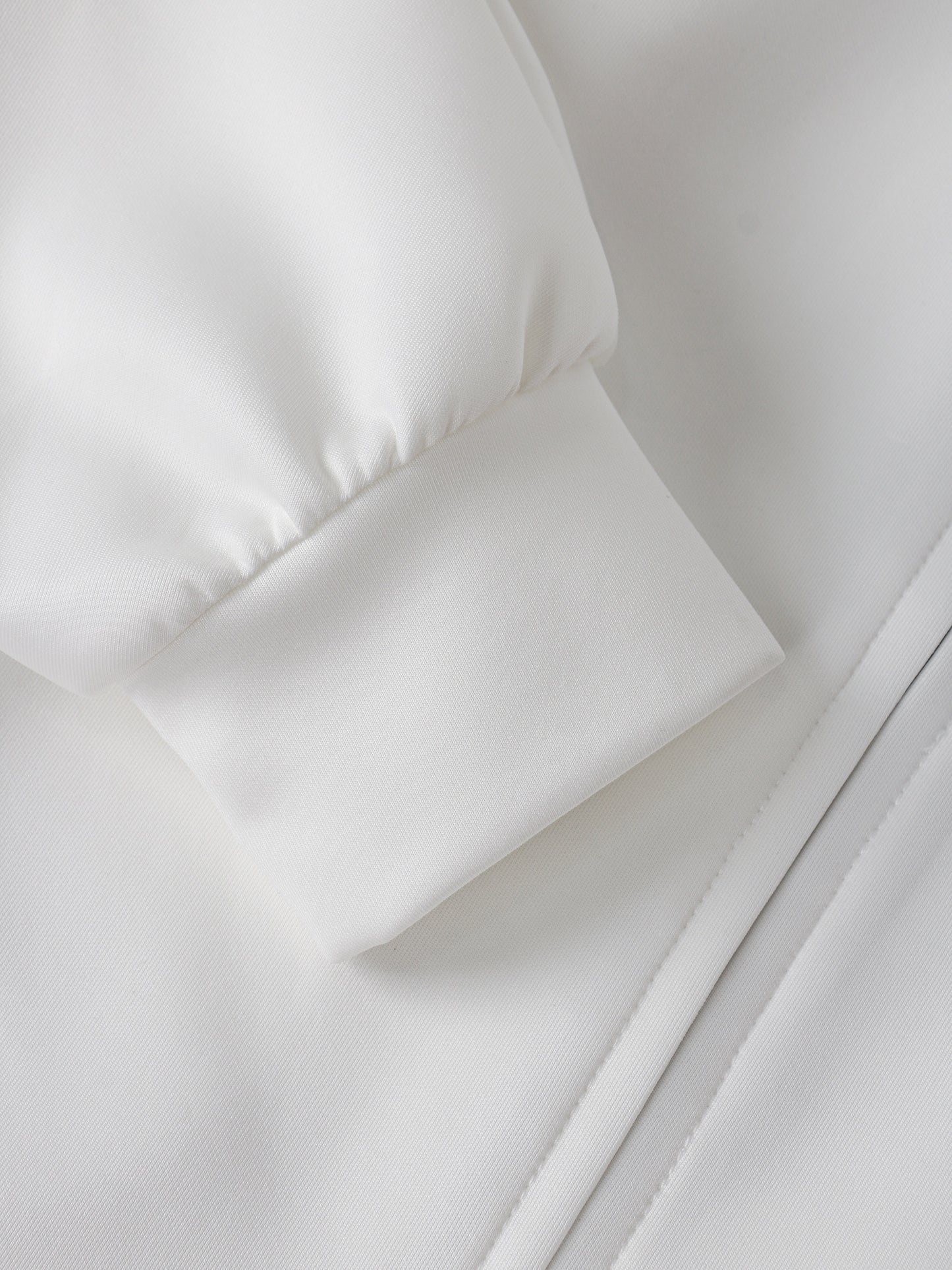 Sportlicher Chic – Weißer Zweiteiler mit roten Streifen