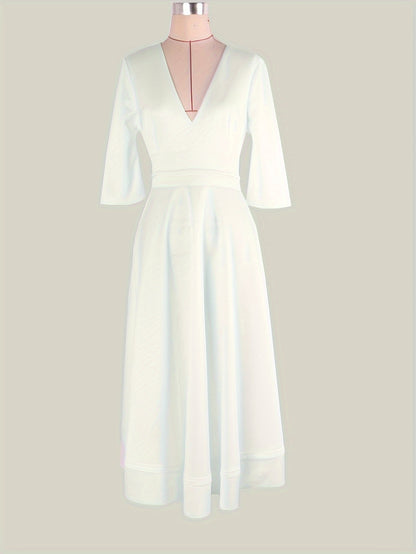 Schwarzes Kleid mit V-Ausschnitt und Taschen - Clara