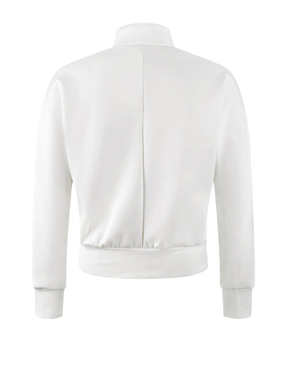 Sportlicher Chic – Weißer Zweiteiler mit roten Streifen