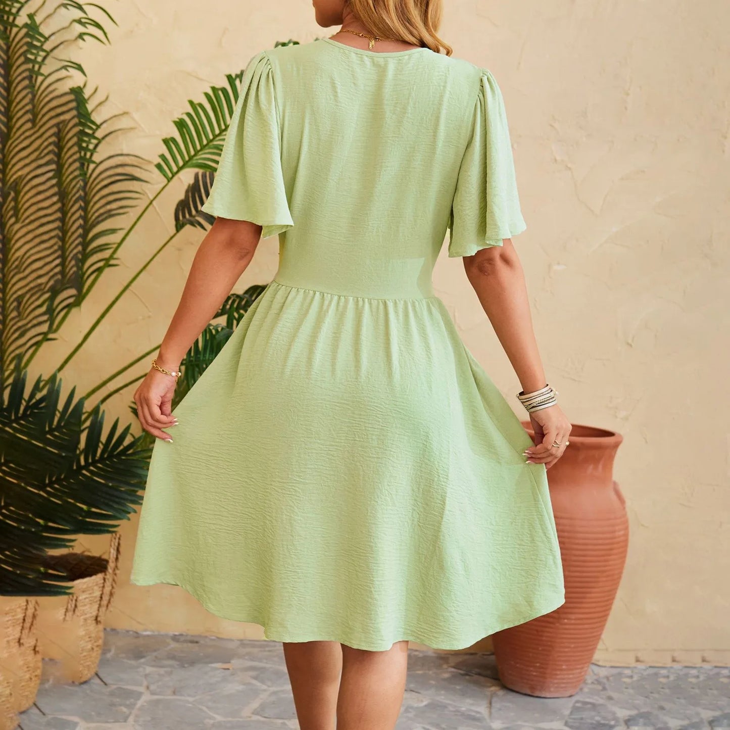 Emma - Grünes Taillenkleid mit V-Ausschnitt