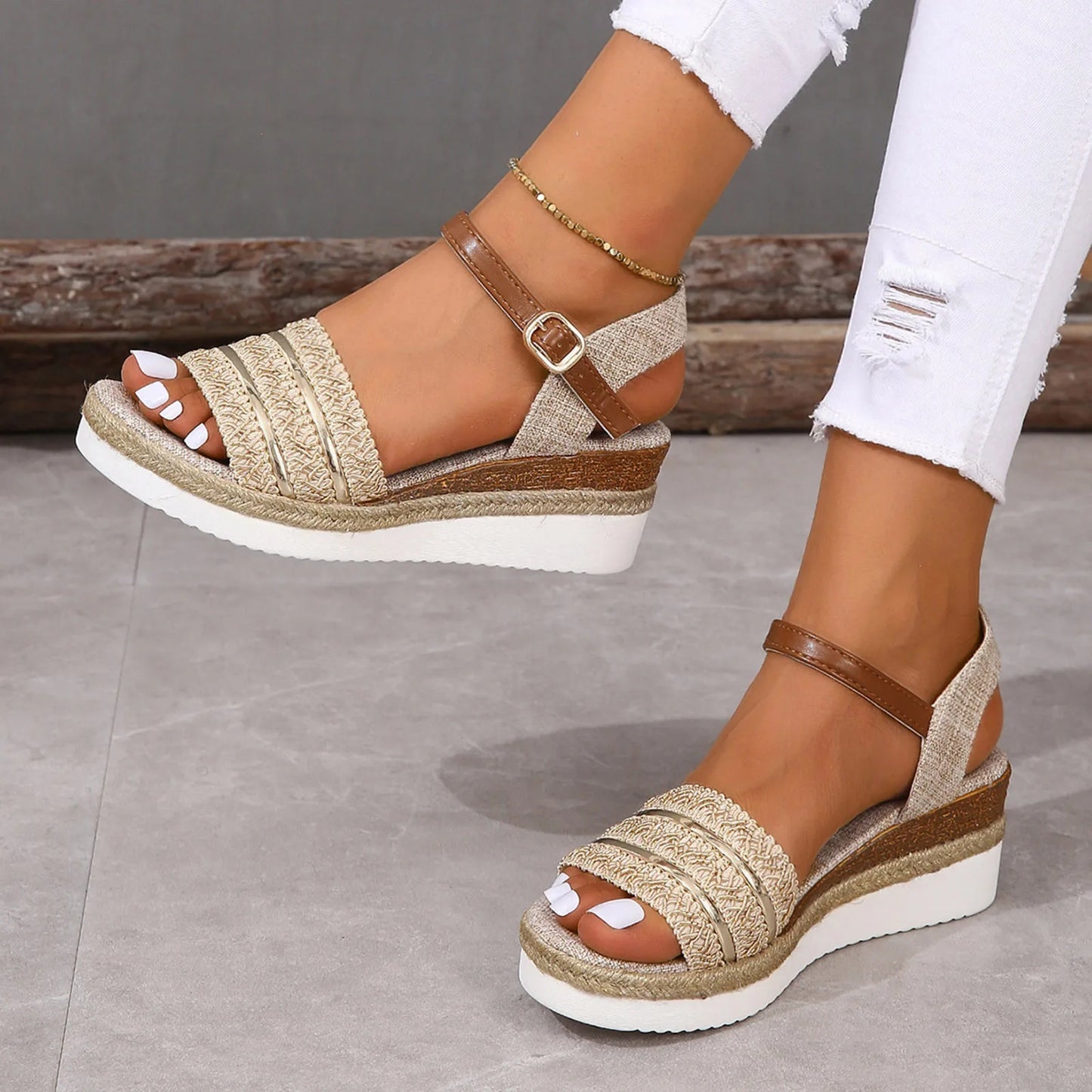 Carla - Beigefarbene Keilabsatz-Sandalen