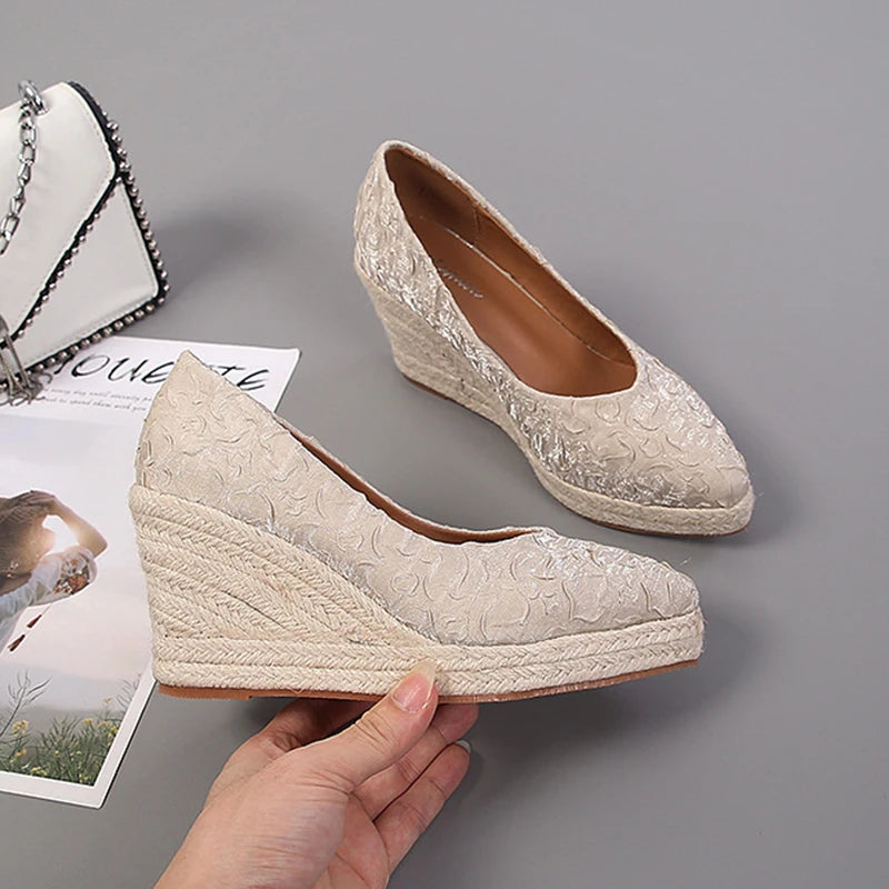 Clara - Elegante Keilabsatzschuhe Creme