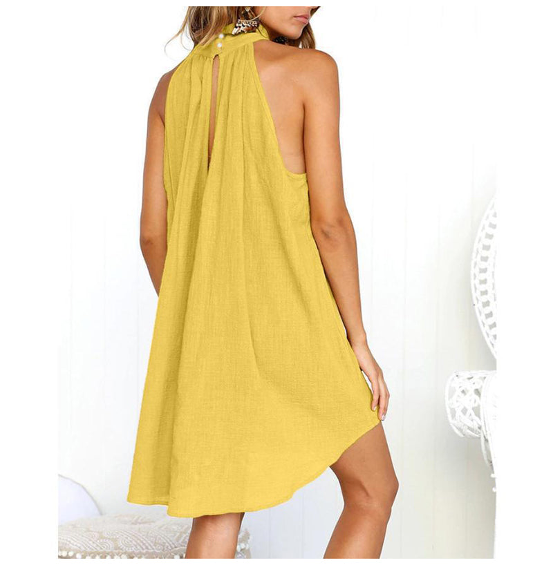 Rückenfreies halterneck-kleid mit high-low-saum