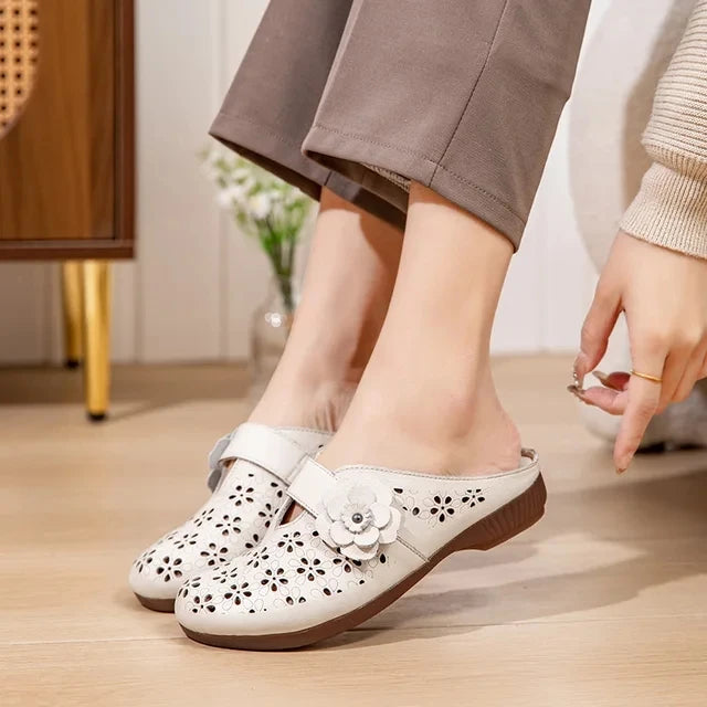 Emma - Cremeweiße Lochmuster Clogs