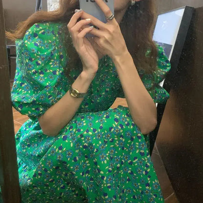 Greta - Grünes Blumenkleid mit Rüschensaum