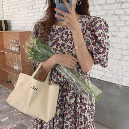 Greta - Grünes Blumenkleid mit Rüschensaum