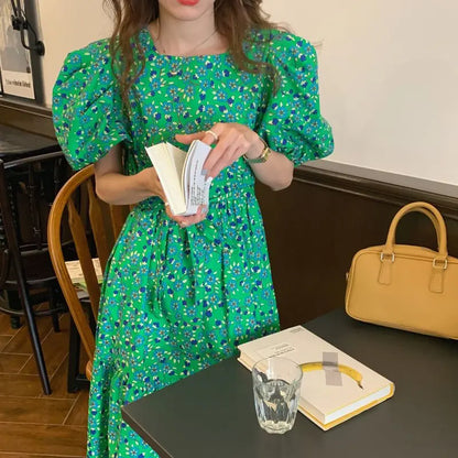 Greta - Grünes Blumenkleid mit Rüschensaum