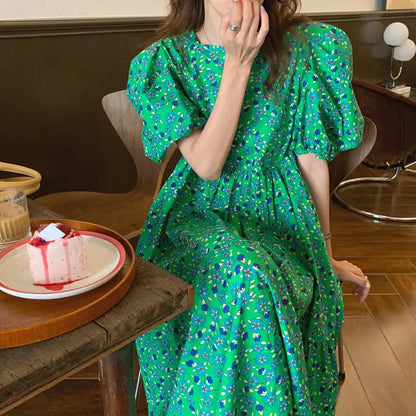 Greta - Grünes Blumenkleid mit Rüschensaum