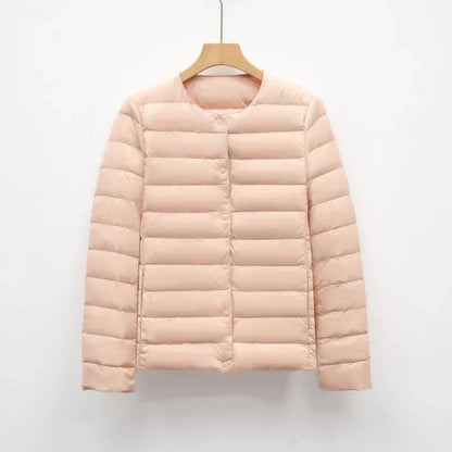 Freja – leichte taillierte daunenjacke mit druckknopfverschluss