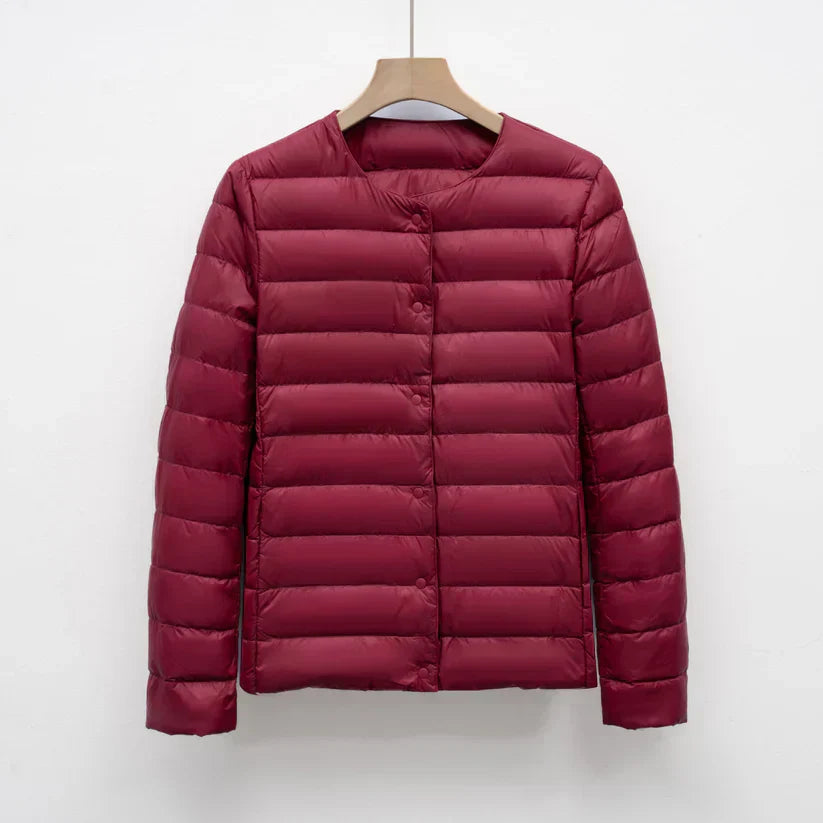 Freja – leichte taillierte daunenjacke mit druckknopfverschluss