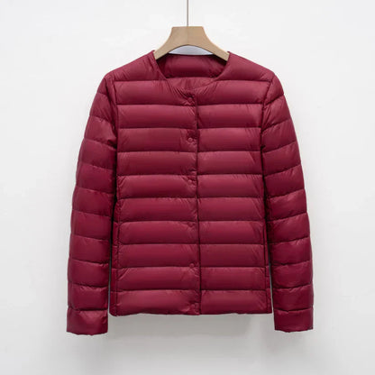 Freja – leichte taillierte daunenjacke mit druckknopfverschluss