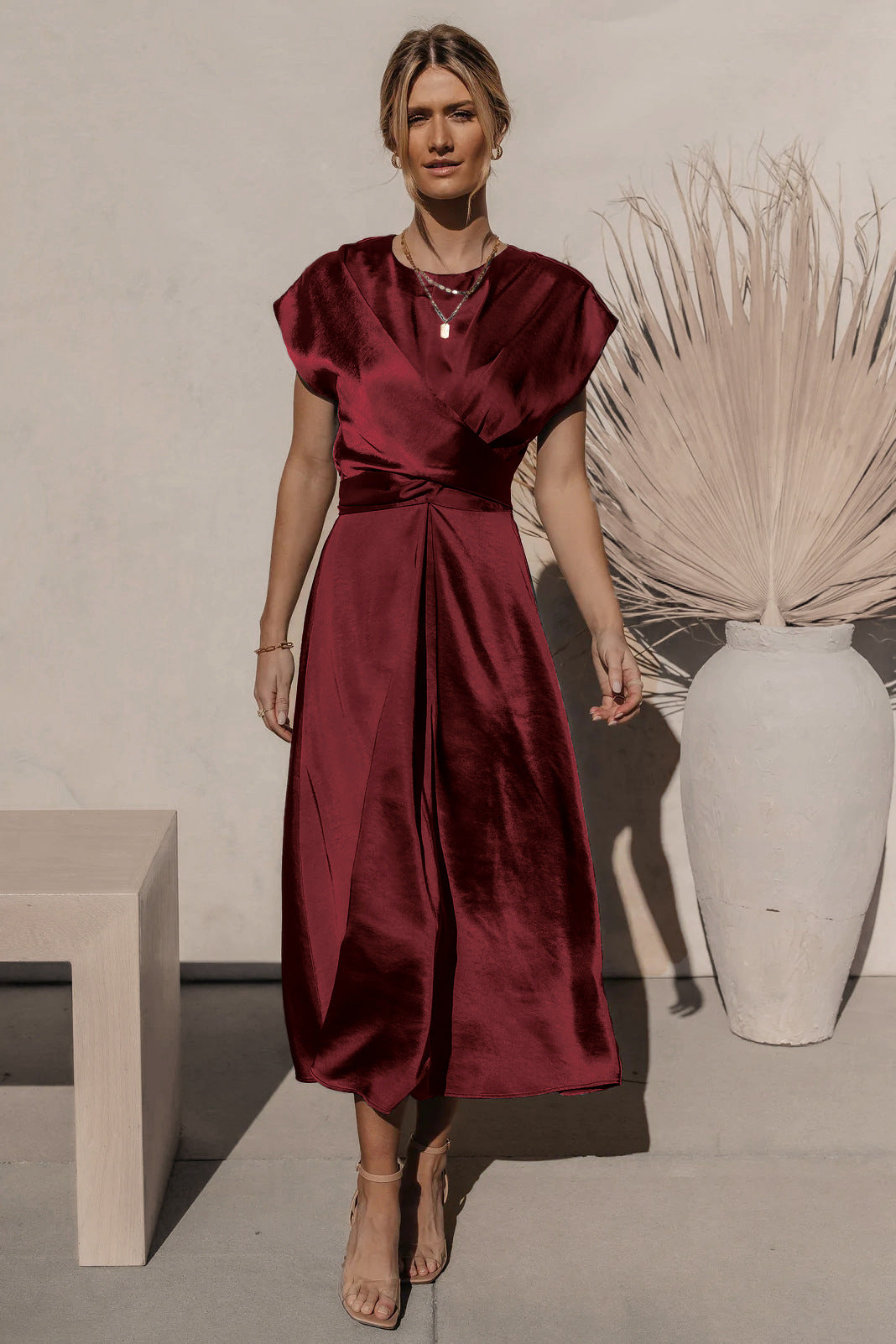 Elegantes Wickelkleid mit Tiefem V-Ausschnitt