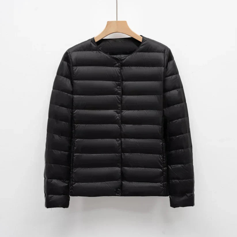 Freja – leichte taillierte daunenjacke mit druckknopfverschluss