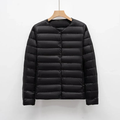 Freja – leichte taillierte daunenjacke mit druckknopfverschluss