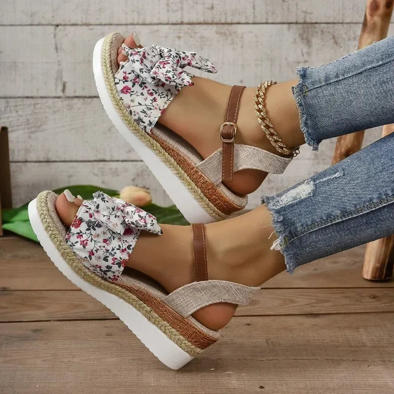 Blumige Keilabsatz-Sandalen - Fiona