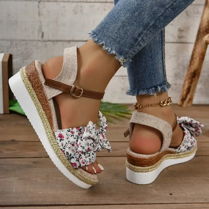 Blumige Keilabsatz-Sandalen - Fiona