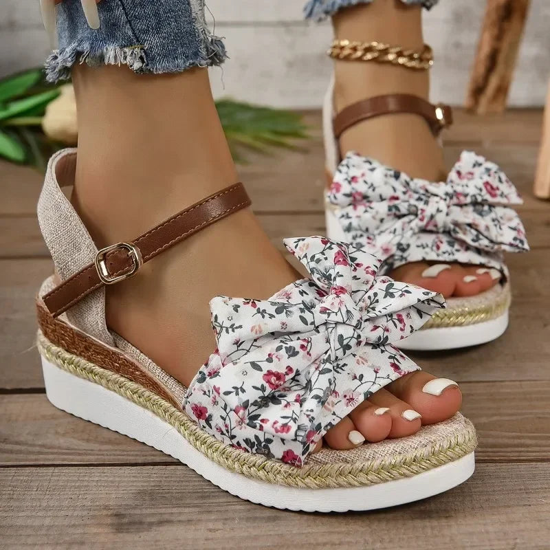 Blumige Keilabsatz-Sandalen - Fiona