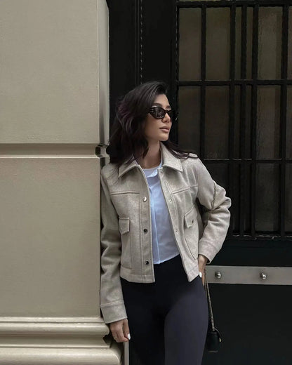 Lässige damenjacke mit tasche – leichter übergangslook