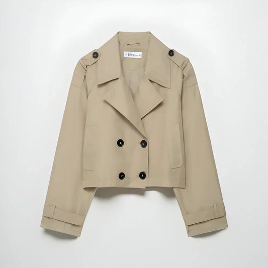 Stilvoller, doppelreihiger, kurzer trenchcoat für damen mit taschen