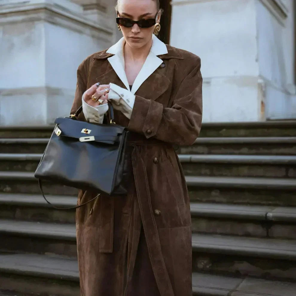 Eleganter, klassischer trenchcoat aus wildleder für damen