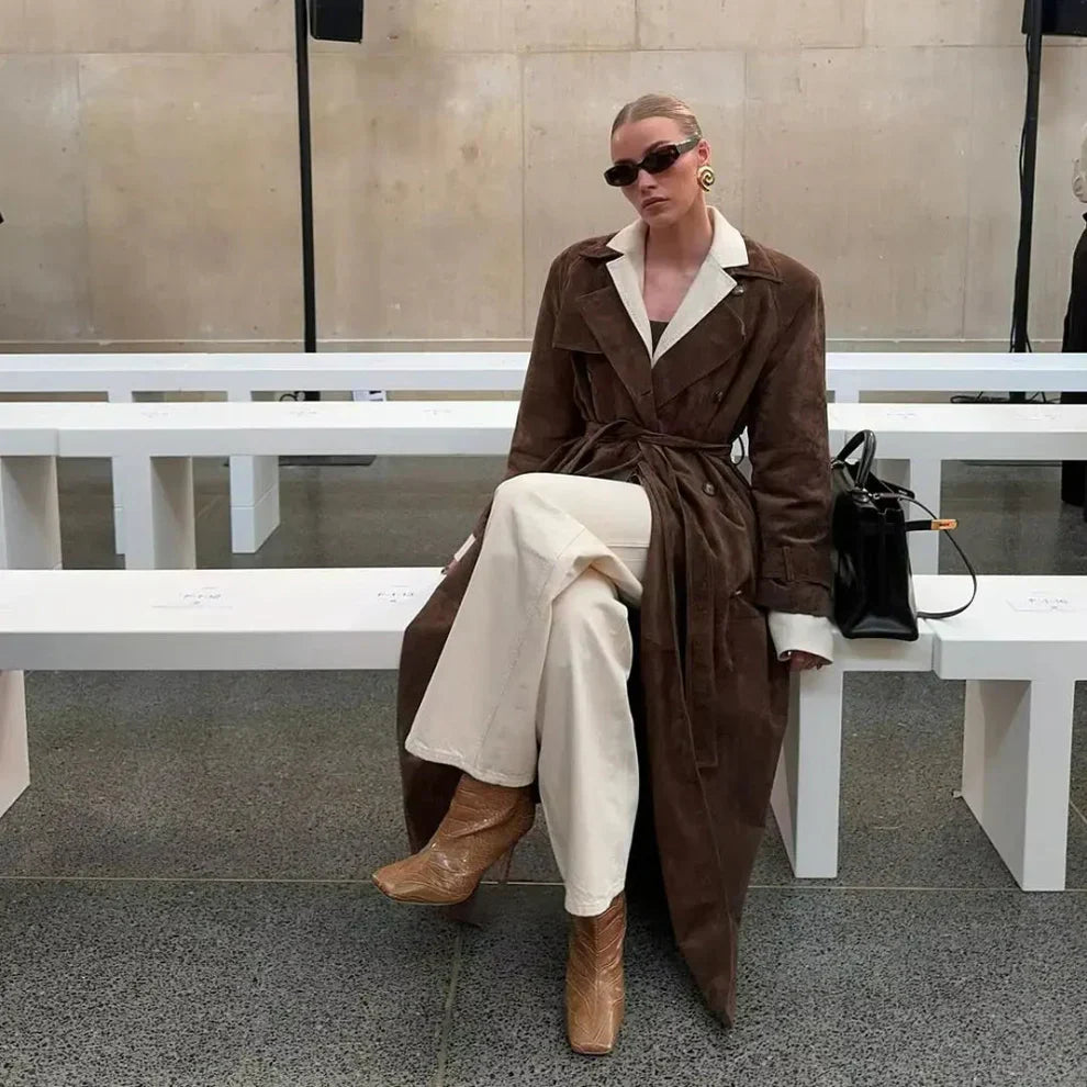 Eleganter, klassischer trenchcoat aus wildleder für damen