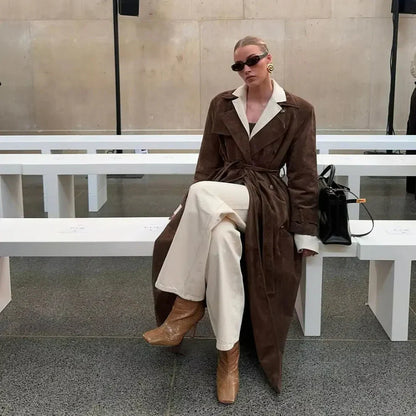 Eleganter, klassischer trenchcoat aus wildleder für damen