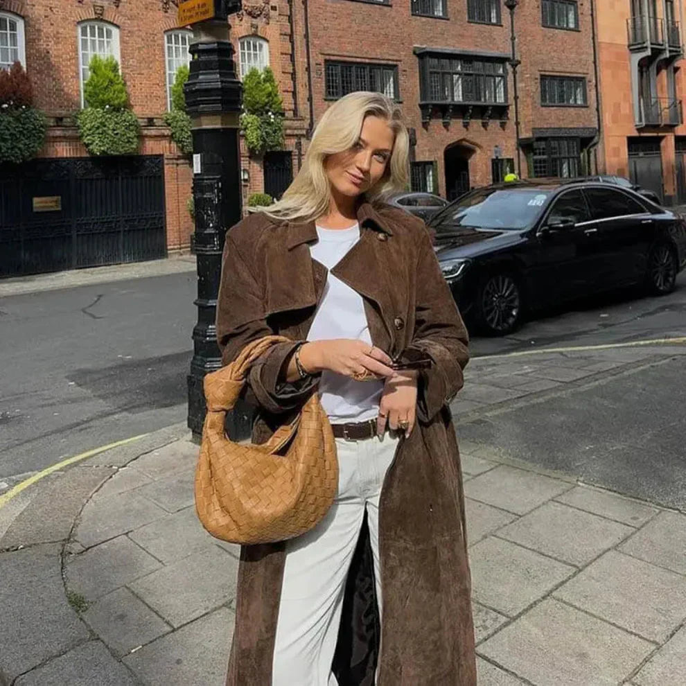 Eleganter, klassischer trenchcoat aus wildleder für damen