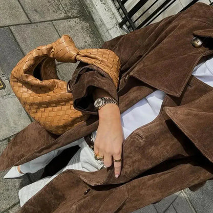 Eleganter, klassischer trenchcoat aus wildleder für damen