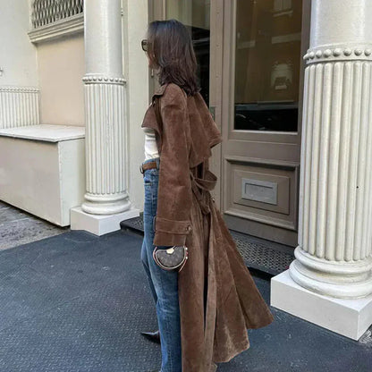 Eleganter, klassischer trenchcoat aus wildleder für damen