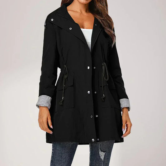 Wasserabweisende damen-windjacke, leicht und stylisch