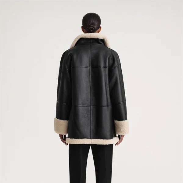 Schwarzer damen-wintermantel aus leder mit pelzfutter – damen