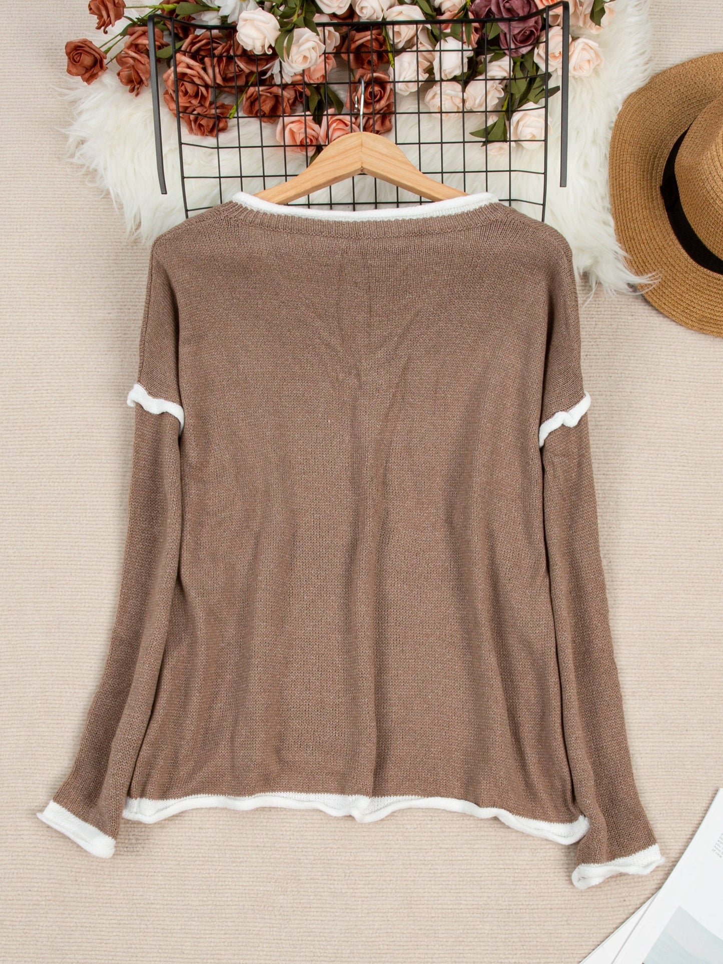 Grauer V-Ausschnitt Pullover mit Kontrastdetails - Ella