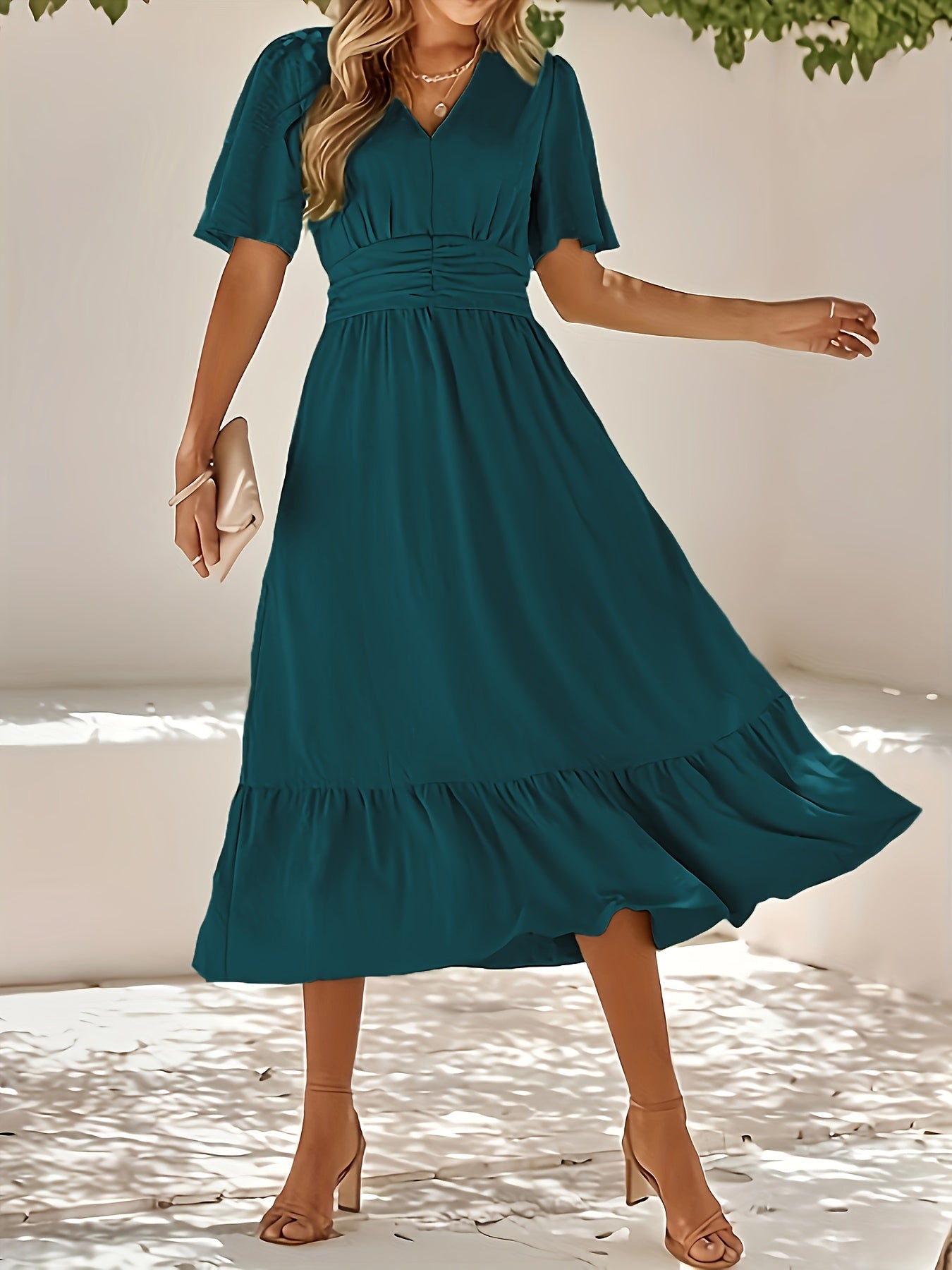 Beiges Kleid mit Rüschen und V-Ausschnitt - Clara